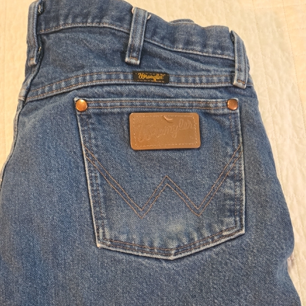 Wrangler Classic Blue Jeans with  Patch Cowboy Cut Vintage 34 X 30